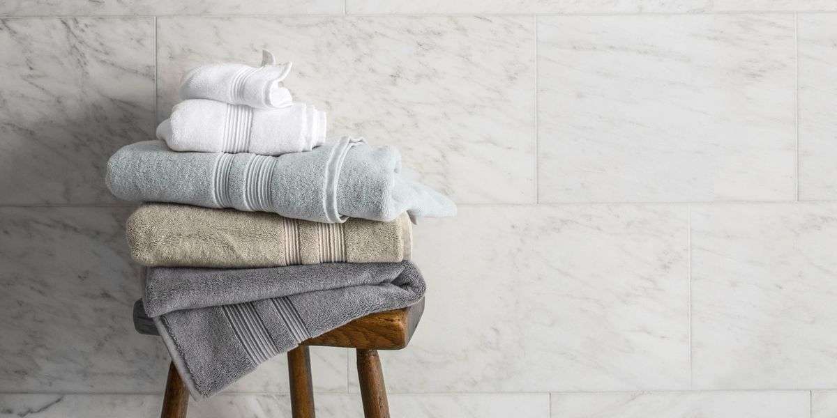TRUCOS COLGAR TOALLAS  Adiós a los muebles del baño: la solución con  ventosas con el que tus toallas se secarán