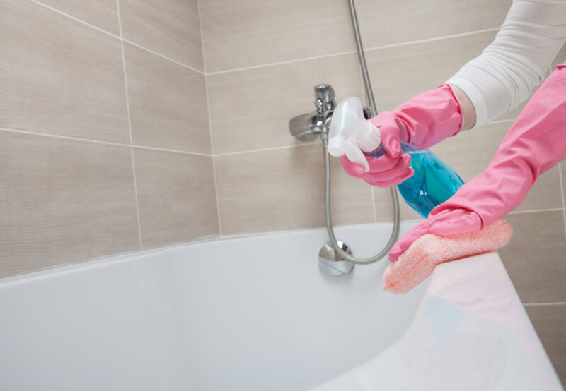 ¿Cuál es la mejor forma de limpiar un baño muy sucio?